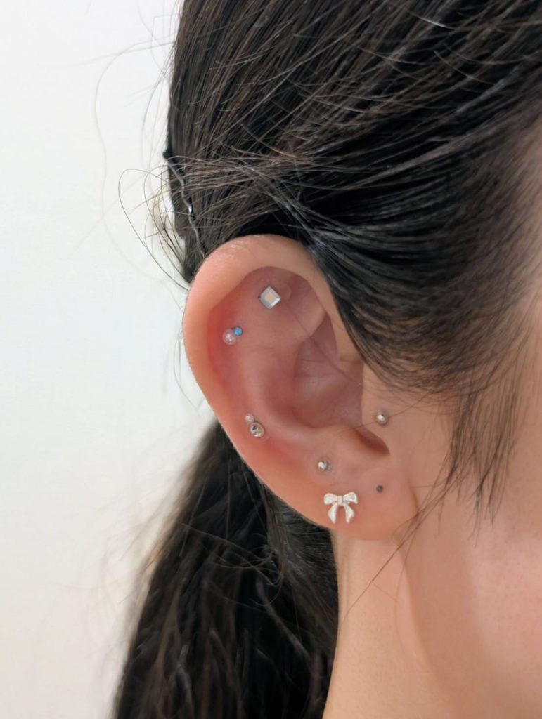 チタンの耳ツボシールにアクセサリー感覚のジュエリーがついています